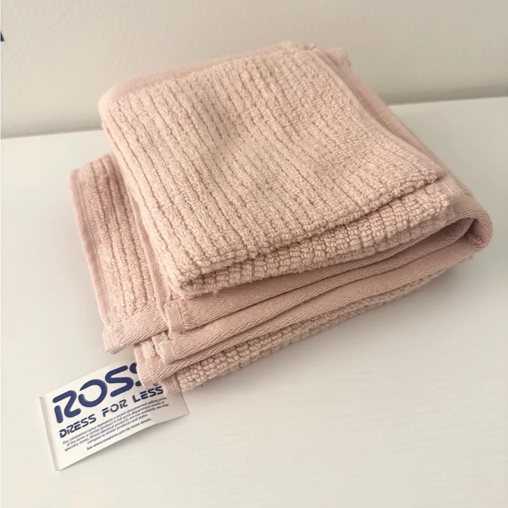 NWT pink comfy ellen tracy hand towel and 2 wash cloths